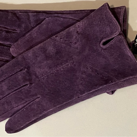 Women’s one size (small to medium) Bijou Terner Elegant Purple Suede Gloves - Picture 1 of 9